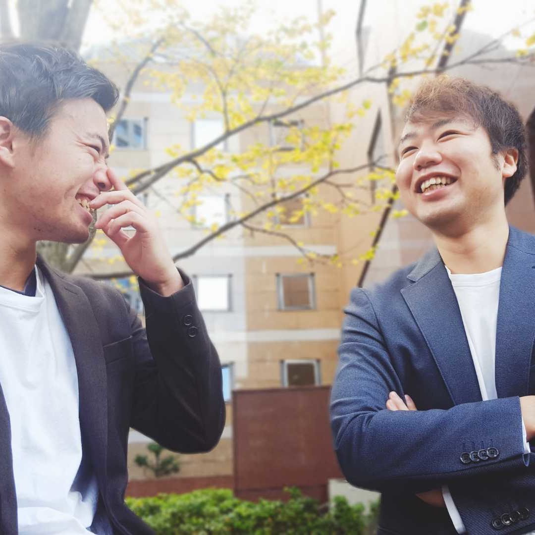 明るい雰囲気で会話するチーム